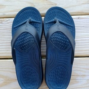 Women's cushioned black flip flops